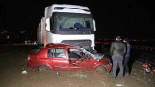 Hatay'da feci kaza! Kamyona çarpan otomobilde sıkıştılar: 2 ölü
