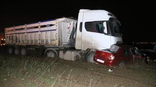 Hatay’da kamyonla çarpışan otomobildeki 2 kişi öldü