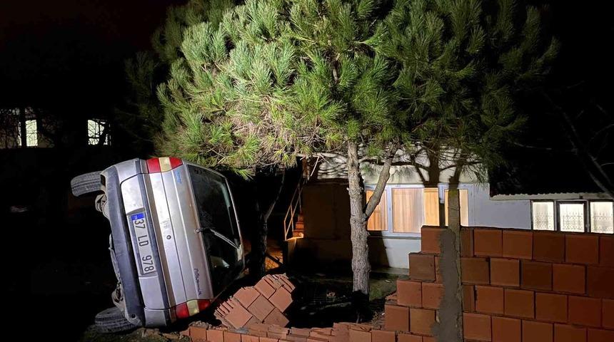 Sinop&rsquo;ta kontrol&uuml;n&uuml; kaybeden otomobil bah&ccedil;e duvarına &ccedil;arptı: 3 yaralı