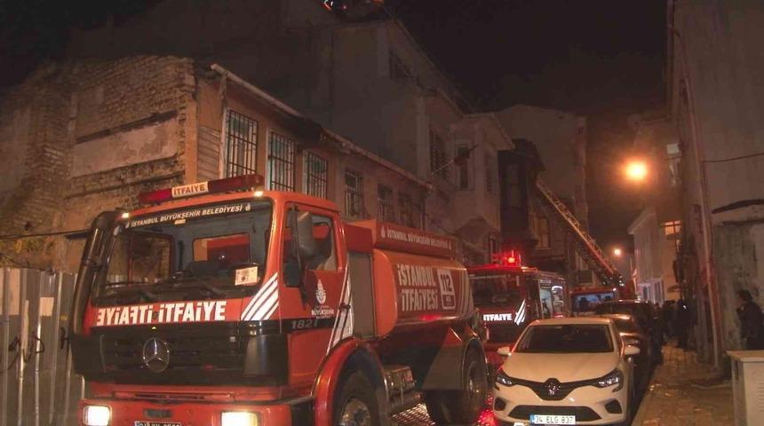 Fatih&rsquo;te 3 katlı ahşap bina alev alev yandı