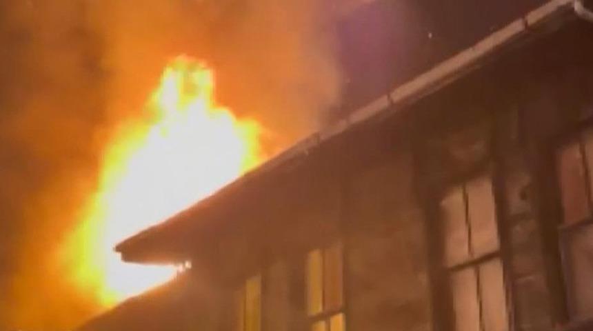 Fatih'te gece yarısı korkutan yangın! Ahşap binanın çatısı alev alev yandı