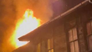 Fatih'te gece yarısı korkutan yangın! Ahşap binanın çatısı alev alev yandı