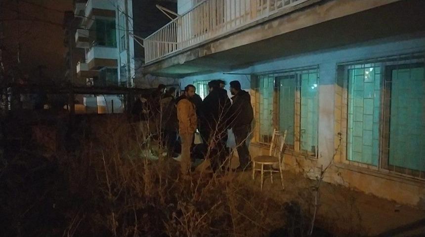 Boşanma aşamasındaki eşinin evinin önünde canına kıydı