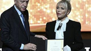 Ajda Pekkan ödülünü Cumhurbaşkanı Erdoğan'ın elinden aldı! Büyük bir gurur ve heyecan içindeyim