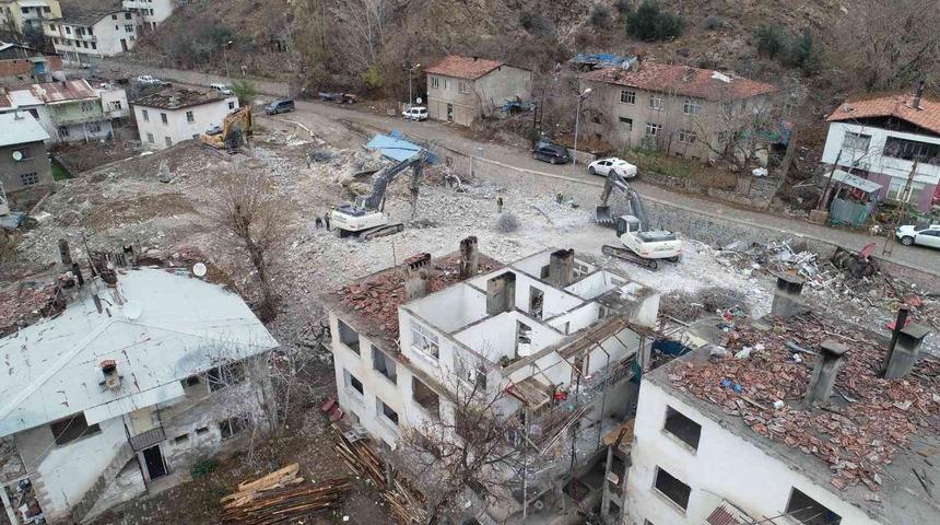 Sular altında kalacak olan Yusufeli&rsquo;nde yıkım işlemleri hızla devam ediyor