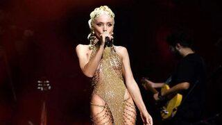 Gülşen sahnelere döndü, seyircilere bakın ne sordu! Aranızda emniyetten kimse var mı?