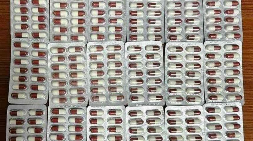 Polis kovalamacasında otomobilden atılan poşetten uyuşturucu &ccedil;ıktı