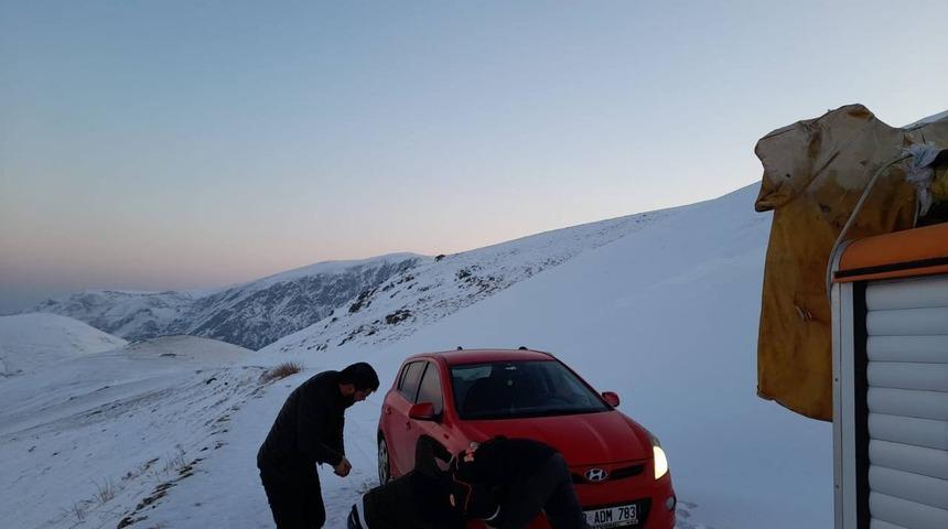 Yoğun sis ve buzlanma nedeniyle mahsur kalan 4 kişi kurtarıldı