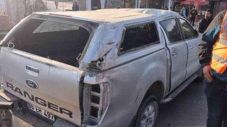 Kamyonet refüje çarptı: 1 yaralı