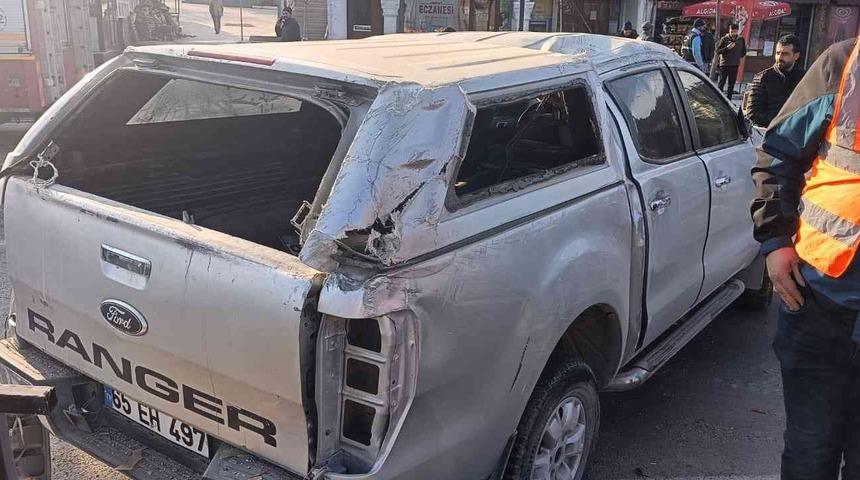 Kamyonet refüje çarptı: 1 yaralı