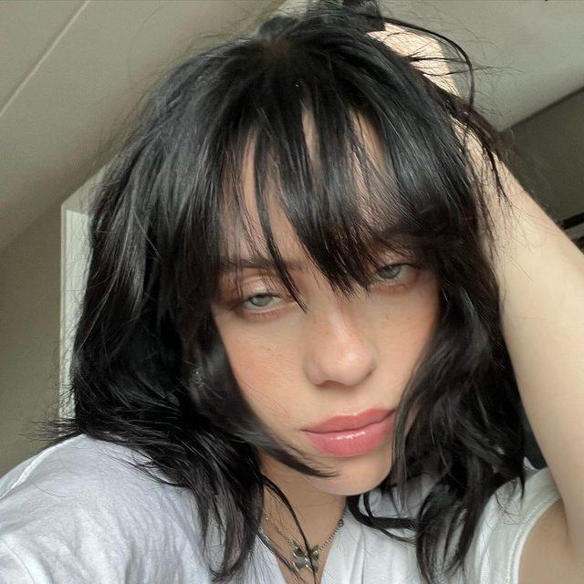 Billie Eilish Noel Anne oldu! Göğüs dekolteli kostümü dikkat çekti