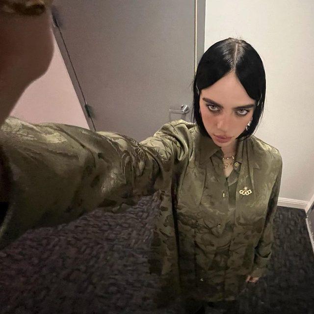 Billie Eilish Noel Anne oldu! Göğüs dekolteli kostümü dikkat çekti