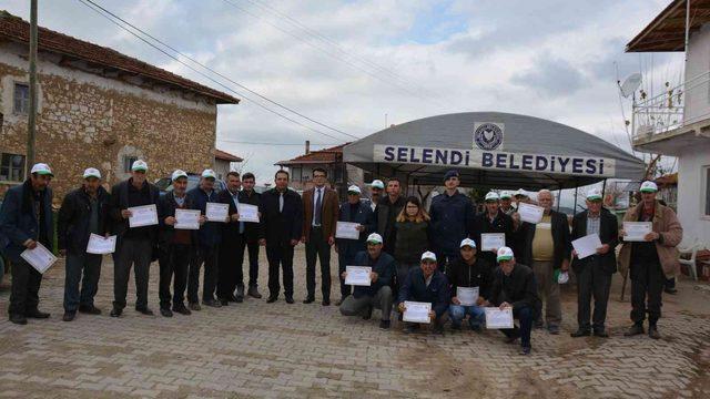 Erozyona karşı oluşturulan badem arazileri vatandaşlara emanet