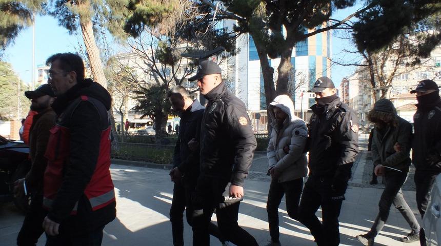 Balıkesir merkezli dolandırıcılık operasyonunda yakalanan 31 zanlı adliyede