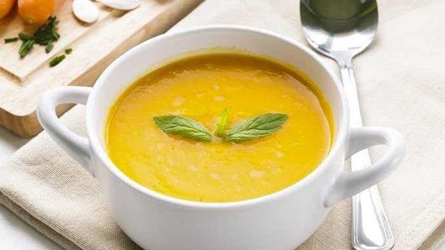 Közlenmiş bal kabağı çorbası tarifi! Zuhal Topal'la Yemekteyiz közlenmiş bal kabağı çorbası nasıl yapılır? Kış aylarının vazgeçilmezi olacak