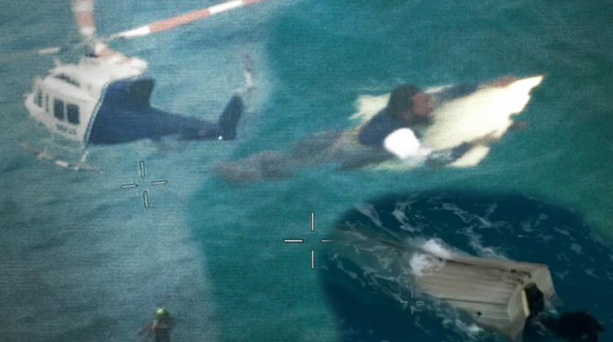 Korkunç havada 20 saat boyunca denizde mahsur kaldı! Enkaz parçasına tutunup mucizeyi başardı