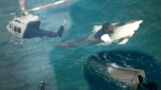 Korkunç havada 20 saat boyunca denizde mahsur kaldı! Enkaz parçasına tutunup mucizeyi başardı