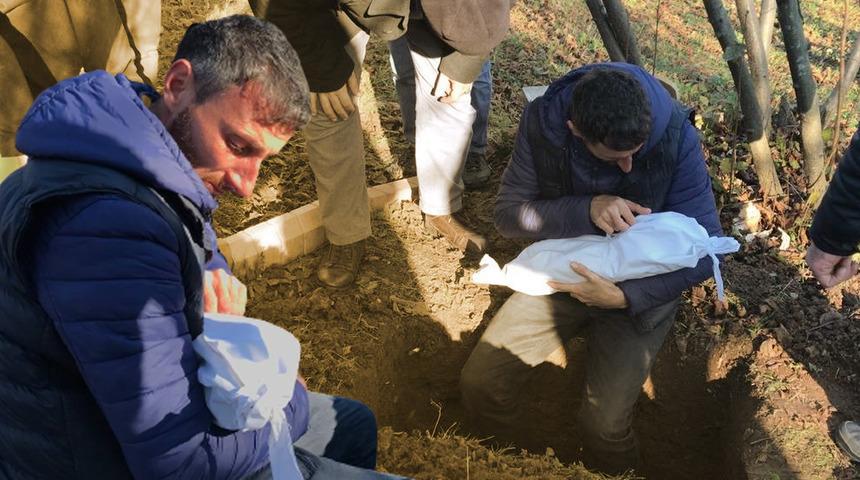 Yürekleri yakan fotoğraf karesi! 8 aylık oğlunun kefenini çözüp son kez sevdi