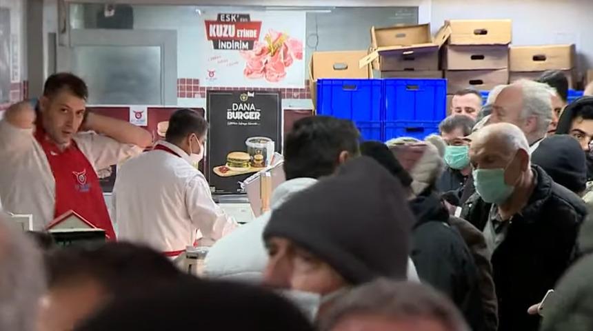 Ucuz et için sabahın ilk ışıklarıyla sıraya girip saatlerce bekliyorlar! 170 lira olan kıyma 90 liradan satılıyor