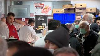 Ucuz et için sabahın ilk ışıklarıyla sıraya girip saatlerce bekliyorlar! 170 lira olan kıyma 90 liradan satılıyor