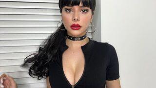 Fenomen Merve Yalçın yatak odasında mini elbisesiyle TikTok çekti! Ortalık alev aldı