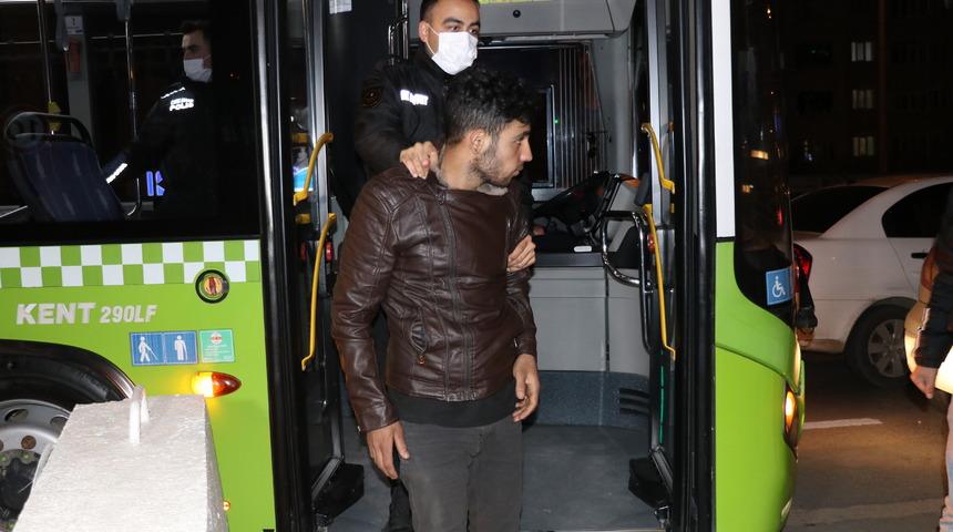 Kocaeli'de bir tırın dorsesinde &ccedil;ok sayıda d&uuml;zensiz g&ouml;&ccedil;men yakalandı