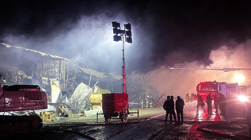 Eyüpsultan'da fabrikada çıkan yangını söndürme çalışmaları sürüyor
