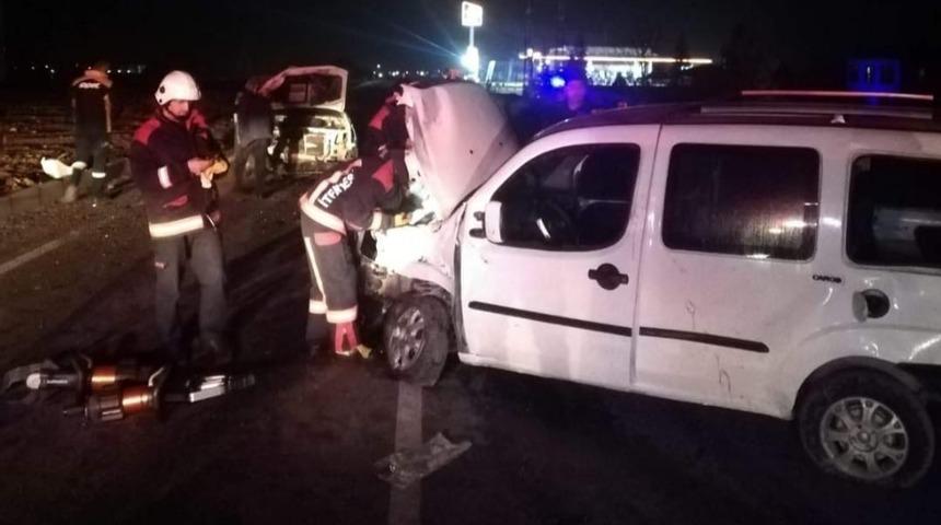 Hafif ticari araçla pikap çarpıştı: 2 yaralı