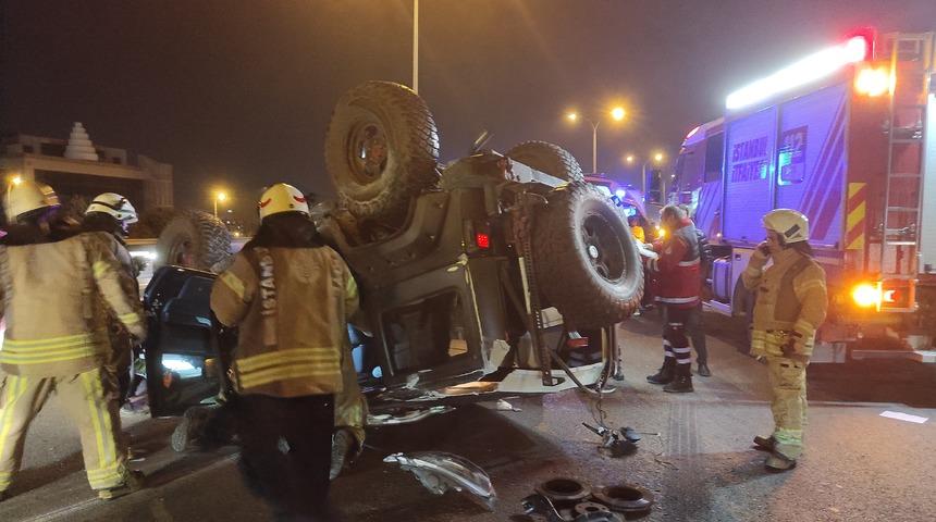 Sancaktepe'de otomobille çarpışan cipin sürücüsü yaralandı