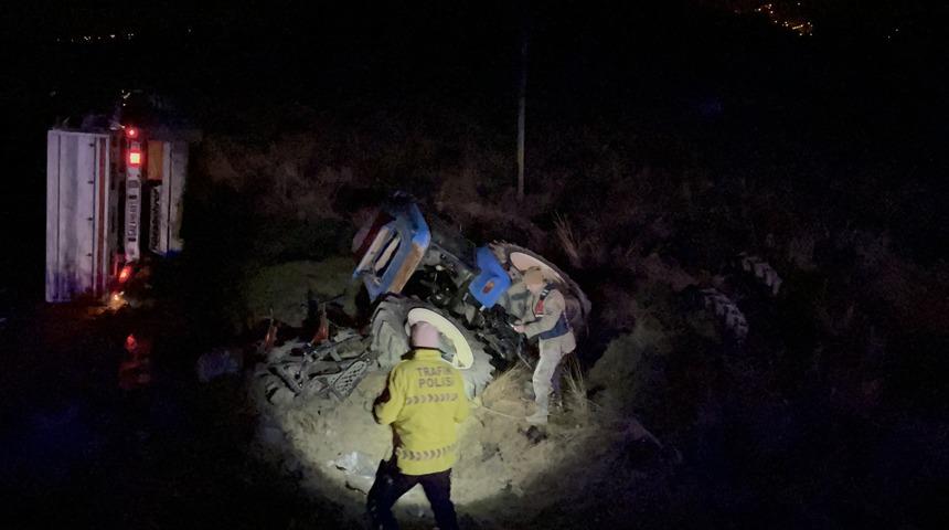 Erzincan'da tır ile traktörün çarpıştığı kazada 2 kişi yaralandı