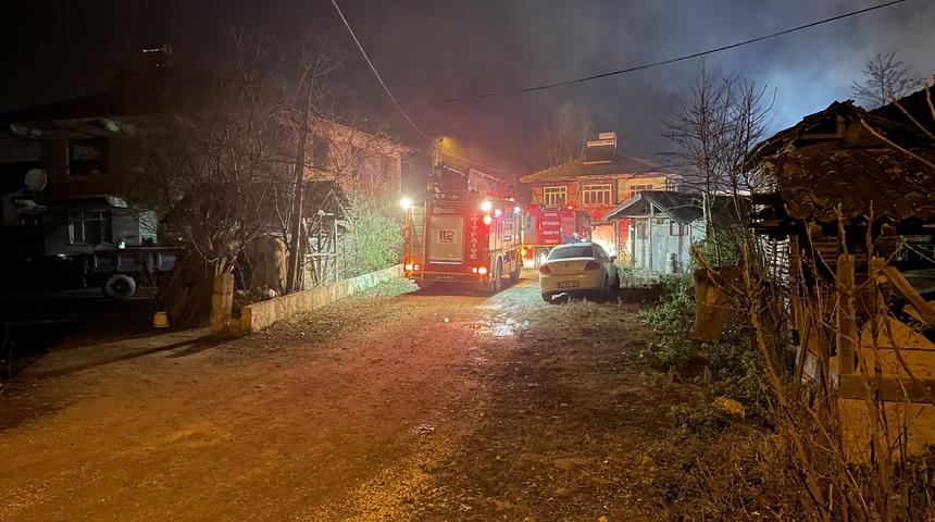 Sakarya'da yangın çıkan binanın çatı katı kullanılamaz hale geldi