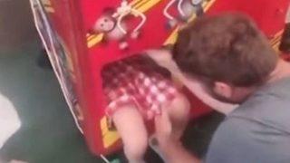 Oyuncakları görünce dayanamadı! 4 yaşındaki kız oyuncak kapma makinesinin içinde sıkışıp kaldı