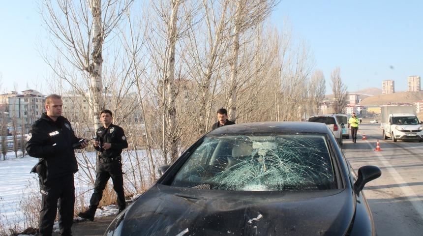 Otomobilin çarptığı kadın yaralandı