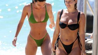 Kardeş hareketi! Minik bikinileriyle resmen şov yaptı 