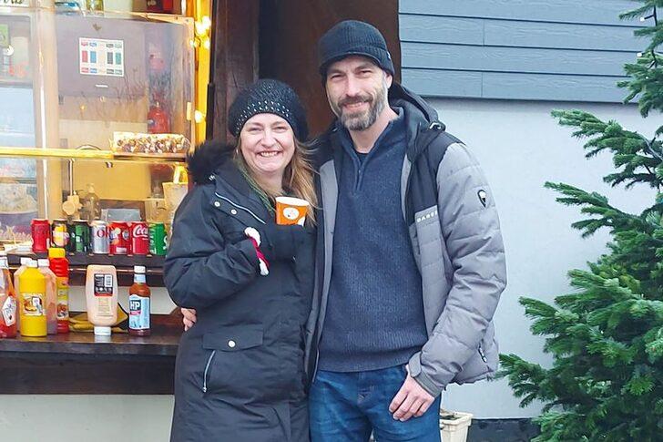 Natüralizmi savunan çift yeni yıl rutinleriyle herkesi şaşırttı! “Noel’i çıplak geçirmeyi seviyoruz. Misafirlerimizin önünde bile...” G2