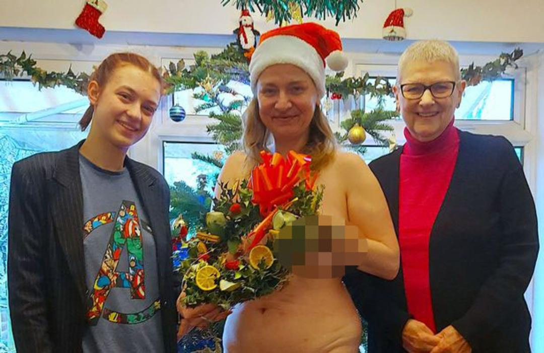 Nat&uuml;ralizmi savunan &ccedil;ift yeni yıl rutinleriyle herkesi şaşırttı! &ldquo;Noel&rsquo;i &ccedil;ıplak ge&ccedil;irmeyi seviyoruz. Misafirlerimizin &ouml;n&uuml;nde bile...&rdquo;