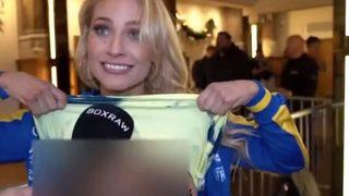 İzleyiciler gözlerine inanamadı! Röportajın ortasında birdenbire bluzunu kaldırarak göğüslerini gösterdi