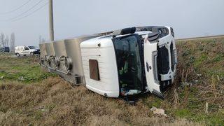 Kırklareli'nde tarlaya devrilen süt tankerinin sürücüsü yaralandı
