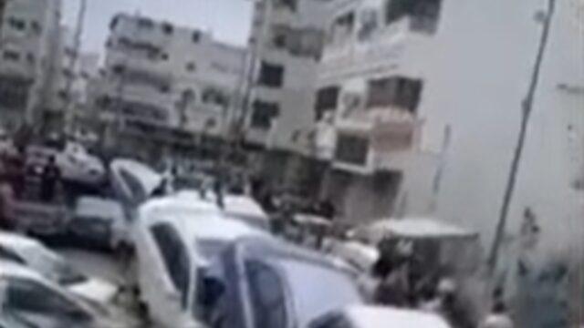 Suudi Arabistan’da şiddetli yağış hayatı felç etti! Yollar kapandı, araçlar sele kapılarak üst üste yığıldı