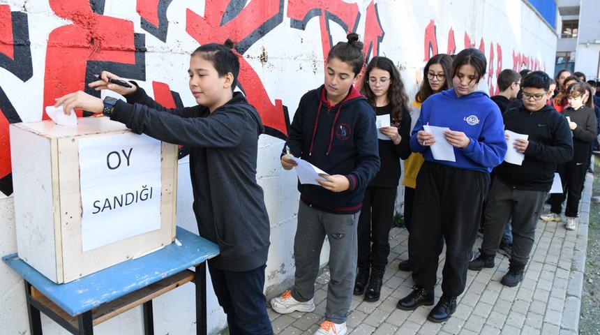 &Ouml;ğrenciler sandık başına gittiler! Okulun maskotu olacak
