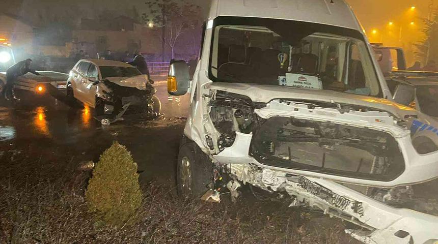 İşçi servisi ile otomobil çarpıştı: 2'si ağır 10 yaralı