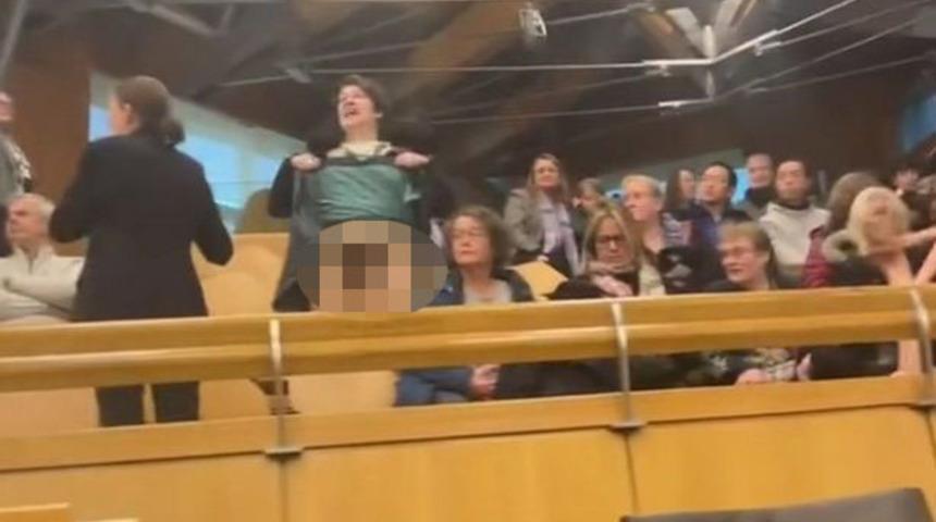 D&uuml;nya bu protestoyu konuşuyor! Eteğini kaldırarak kasıklarını g&ouml;sterdi... Hareketi g&uuml;ndem oldu