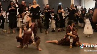Sosyal medya bu çılgın düğünü konuşuyor! Twerk yapandan kucağında çocuğuyla şpagat açana kadar...