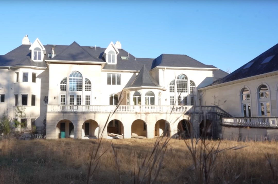 Milyonlarca dolar değerindeki terk edilmiş malikaneyi keşfettiler! Ardından b&uuml;y&uuml;k bir trajedi &ccedil;ıktı... Kapının &ouml;n&uuml;nde l&uuml;ks arabalar bile var