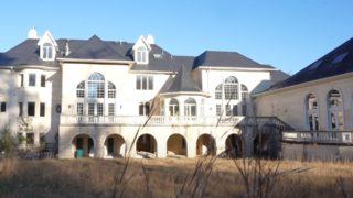 Milyonlarca dolar değerindeki terk edilmiş malikaneyi keşfettiler! Ardından büyük bir trajedi çıktı... Kapının önünde lüks arabalar bile var