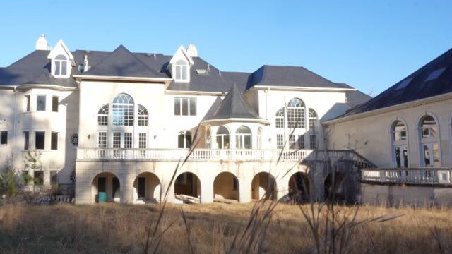 Milyonlarca dolar değerindeki terk edilmiş malikaneyi keşfettiler! Ardından büyük bir trajedi çıktı... Kapının önünde lüks arabalar bile var