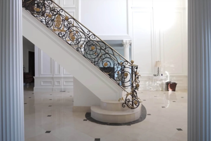 Milyonlarca dolar değerindeki terk edilmiş malikaneyi keşfettiler! Ardından büyük bir trajedi çıktı... Kapının önünde lüks arabalar bile var G1