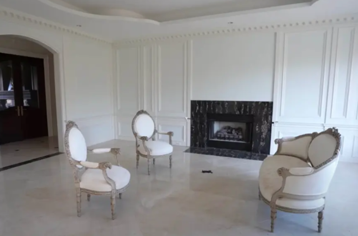 Milyonlarca dolar değerindeki terk edilmiş malikaneyi keşfettiler! Ardından büyük bir trajedi çıktı... Kapının önünde lüks arabalar bile var G2