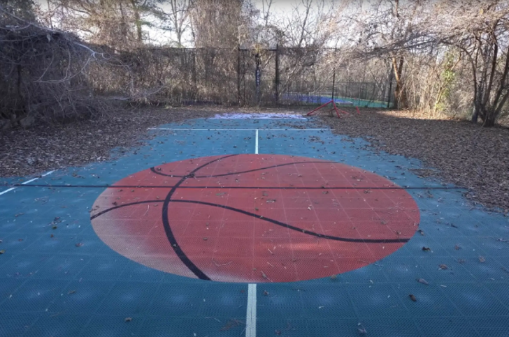 Milyonlarca dolar değerindeki terk edilmiş malikaneyi keşfettiler! Ardından büyük bir trajedi çıktı... Kapının önünde lüks arabalar bile var G4