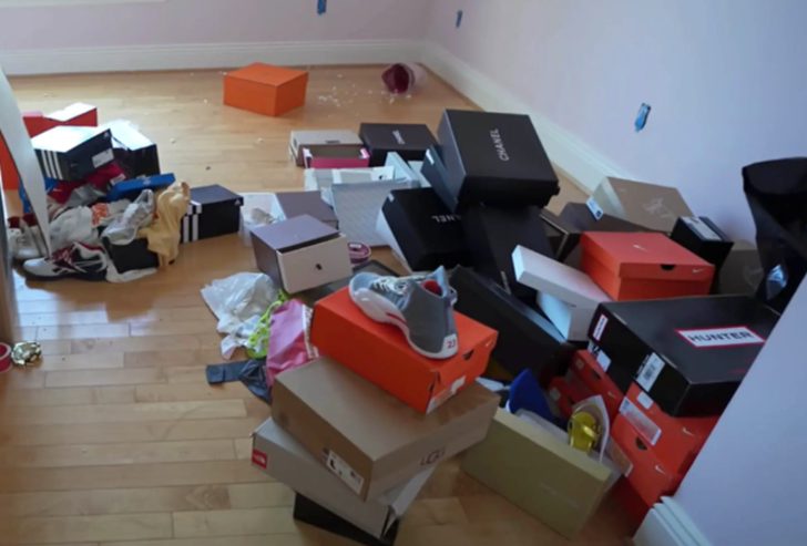 Milyonlarca dolar değerindeki terk edilmiş malikaneyi keşfettiler! Ardından büyük bir trajedi çıktı... Kapının önünde lüks arabalar bile var G5